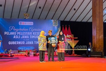 Gubernur Jawa Timur, Khofifah Indar Parawansa saat memberikan apresiasi kepada para pelaku seni Topeng Malangan (blok-a.com / M Berril Labiq)