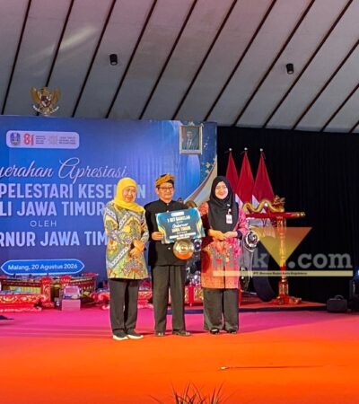 Gubernur Jawa Timur, Khofifah Indar Parawansa saat memberikan apresiasi kepada para pelaku seni Topeng Malangan (blok-a.com / M Berril Labiq)