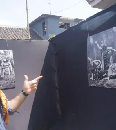 Fotografer Spanyol Tempuh 2.000 Kilometer, Dokumentasikan 12 Komunitas Wayang Topeng Malang (foto: Nedi Putra AW for blok-a.com)