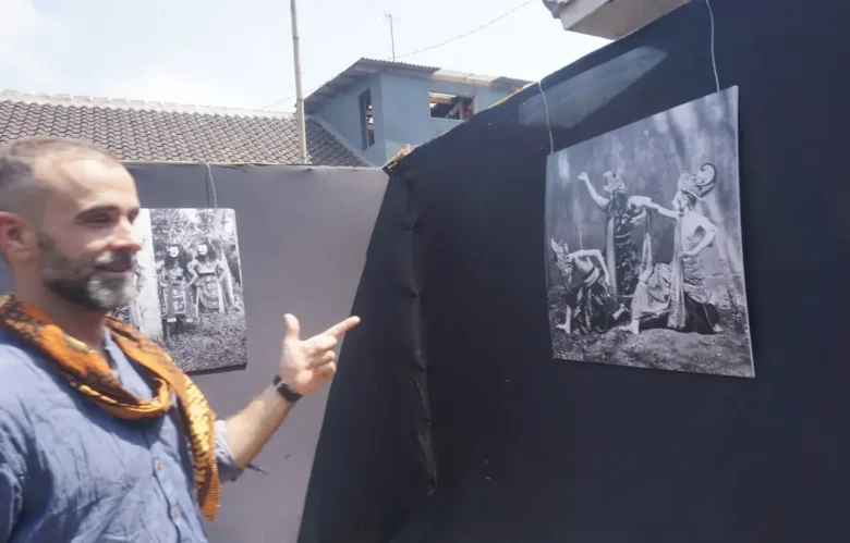 Fotografer Spanyol Tempuh 2.000 Kilometer, Dokumentasikan 12 Komunitas Wayang Topeng Malang (foto: Nedi Putra AW for blok-a.com)
