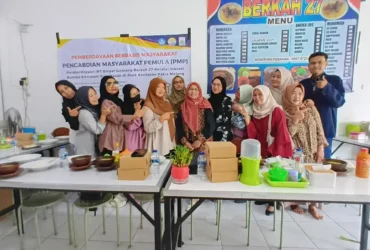 Tim dosen dan mahasiswa STMIK PPKIA Pradnya Paramita (STIMATA) Malang dalam Program Pemberdayaan Masyarakat Pemula (PMP) 2026 yang dilaksanakan di IRT Empal Gentong Berkah 27 di Desa Asrikaton, Kecamatan Pakis, Kabupaten Malang (foto: istimewa)