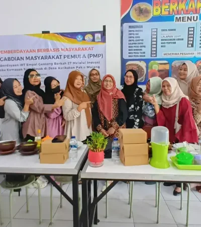 Tim dosen dan mahasiswa STMIK PPKIA Pradnya Paramita (STIMATA) Malang dalam Program Pemberdayaan Masyarakat Pemula (PMP) 2026 yang dilaksanakan di IRT Empal Gentong Berkah 27 di Desa Asrikaton, Kecamatan Pakis, Kabupaten Malang (foto: istimewa)