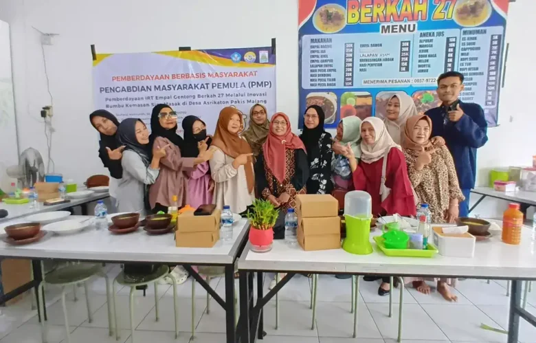 Tim dosen dan mahasiswa STMIK PPKIA Pradnya Paramita (STIMATA) Malang dalam Program Pemberdayaan Masyarakat Pemula (PMP) 2026 yang dilaksanakan di IRT Empal Gentong Berkah 27 di Desa Asrikaton, Kecamatan Pakis, Kabupaten Malang (foto: istimewa)