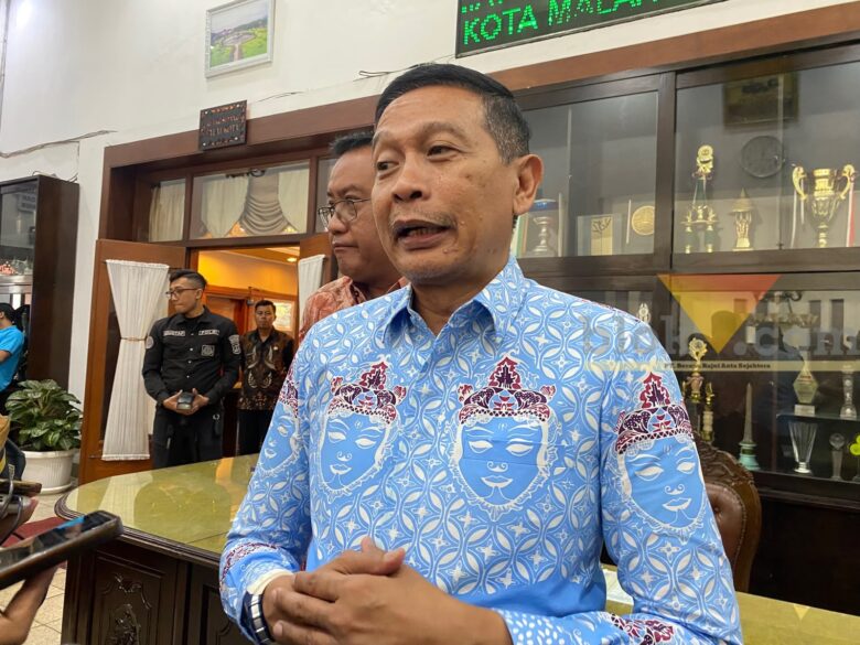 Wali Kota Malang, Wahyu Hidayat saat diwawancara (blok-a/Bob Bimantara Leander)