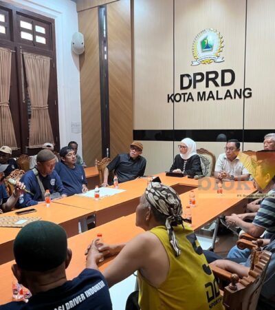 Suasana audiensi sopir angkot di DPRD Kota Malang terkait Trans Jatim, Senin (28/9/2026) (blok-a.com/Bob Bimantara Leander)