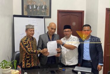 H Abdulloh Fahmi Salam (Gus Fahmi), H Sobri, dan H Surjono, SH, MH saat konferensi pers terkait pemblokiran porsi haji pembimbing KBIHU di Kota Malang, Rabu (23/9/2026) (blok-a.com/Bob Bimantara Leander)