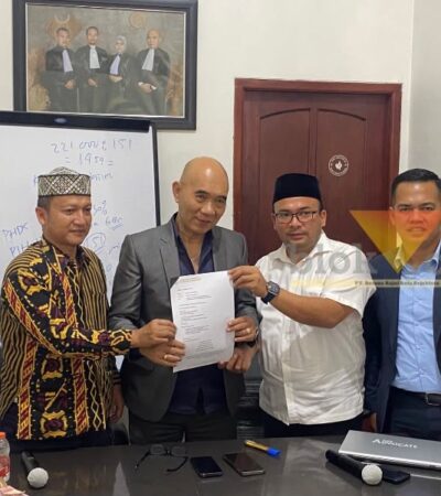 H Abdulloh Fahmi Salam (Gus Fahmi), H Sobri, dan H Surjono, SH, MH saat konferensi pers terkait pemblokiran porsi haji pembimbing KBIHU di Kota Malang, Rabu (23/9/2026) (blok-a.com/Bob Bimantara Leander)