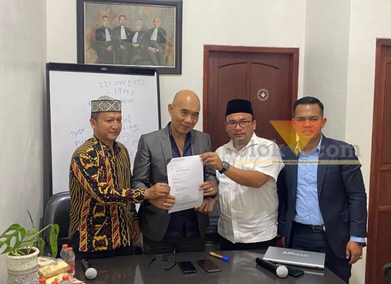 H Abdulloh Fahmi Salam (Gus Fahmi), H Sobri, dan H Surjono, SH, MH saat konferensi pers terkait pemblokiran porsi haji pembimbing KBIHU di Kota Malang, Rabu (23/9/2026) (blok-a.com/Bob Bimantara Leander)