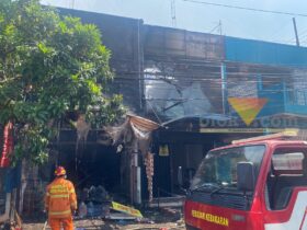 Pemadam kebakaran memedamkan api di kebakaran Warung Madura di Jalan Raya Tidar, Kelurahan Klojen, Kecamatan Klojen, Kota Malang (blok-a/Bob Bimantara Leander)