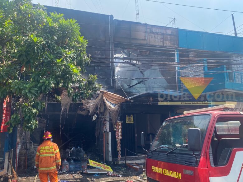 Pemadam kebakaran memedamkan api di kebakaran Warung Madura di Jalan Raya Tidar, Kelurahan Klojen, Kecamatan Klojen, Kota Malang (blok-a/Bob Bimantara Leander)