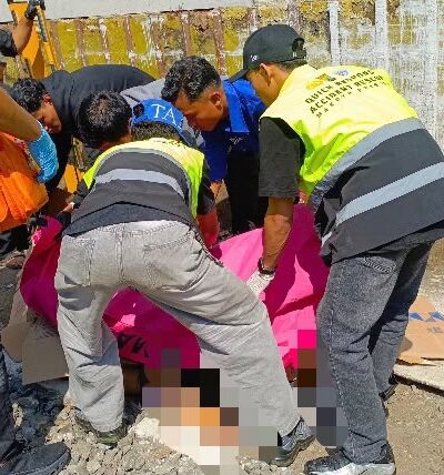 Evakuasi seorang perempuan tidak dikenal terlibat insiden di perlintasan kereta api di sekitar Pasar Kebalen, Kota Malang, Selasa (15/9/2026) (foto: dok. Polresta Malang Kota)