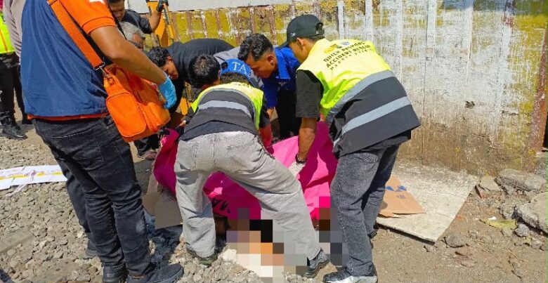 Evakuasi seorang perempuan tidak dikenal terlibat insiden di perlintasan kereta api di sekitar Pasar Kebalen, Kota Malang, Selasa (15/9/2026) (foto: dok. Polresta Malang Kota)