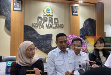 Wali Kota Malang Wahyu Hidayat saat memberikan keterangan kepada awak media didampingi Ketua DPRD Kota Malang Amithya Ratnanggani Sirraduhita dan Pj Sekda Kota Malang R. Dandung Julhardjanto usai pertemuan bersama KPK di Gedung DPRD Kota Malang, Rabu (23/9/2026). (blok-a.com/Bob Bimantara Leander)