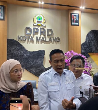 Wali Kota Malang Wahyu Hidayat saat memberikan keterangan kepada awak media didampingi Ketua DPRD Kota Malang Amithya Ratnanggani Sirraduhita dan Pj Sekda Kota Malang R. Dandung Julhardjanto usai pertemuan bersama KPK di Gedung DPRD Kota Malang, Rabu (23/9/2026). (blok-a.com/Bob Bimantara Leander)