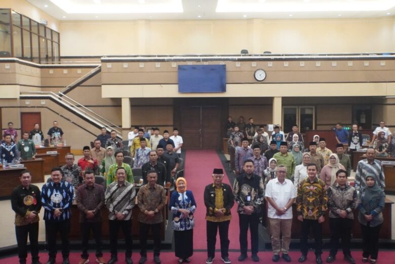 Sesi foto bersama seusai rapat koordinasi eksekutif dan legislatif Kabupaten Malang bersama KPK RI (Prokopim)