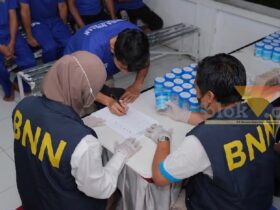 Salah satu warga binaan Lapas Malang saat melakukan tes urine, Selasa (22/9/2026) malam (foto: dok. Lapas Malang for blok-a)