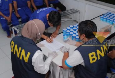 Salah satu warga binaan Lapas Malang saat melakukan tes urine, Selasa (22/9/2026) malam (foto: dok. Lapas Malang for blok-a)