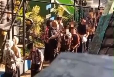  Tangkapan layar detik-detik kekerasan yang diduga dilakukan oleh guru di SMPN 18 Malang (foto: istimewa)