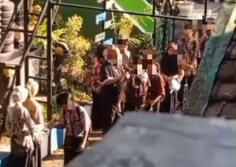  Tangkapan layar detik-detik kekerasan yang diduga dilakukan oleh guru di SMPN 18 Malang (foto: istimewa)