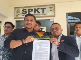 Anggota DPRD Kabupaten Malang, Abdol Qodir (kiri) bersama Kuasa Hukum, Agustian A Siagian saat melaporkan pencemaran nama baik ke Polres Malang (foto: blok-a.com / Yogga Ardiawan)