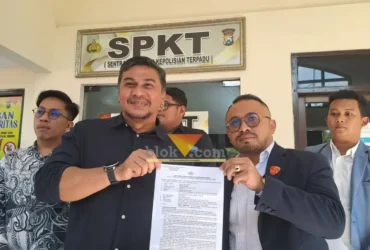 Anggota DPRD Kabupaten Malang, Abdol Qodir (kiri) bersama Kuasa Hukum, Agustian A Siagian saat melaporkan pencemaran nama baik ke Polres Malang (foto: blok-a.com / Yogga Ardiawan)