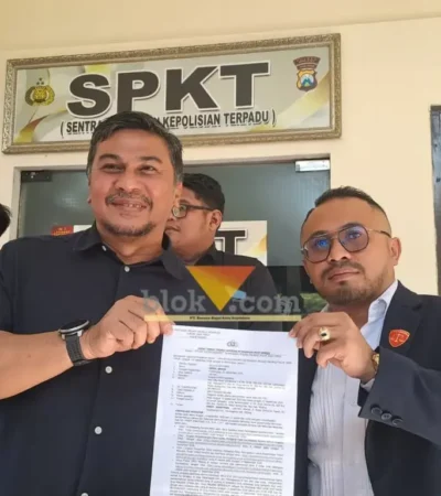 Anggota DPRD Kabupaten Malang, Abdol Qodir (kiri) bersama Kuasa Hukum, Agustian A Siagian saat melaporkan pencemaran nama baik ke Polres Malang (foto: blok-a.com / Yogga Ardiawan)