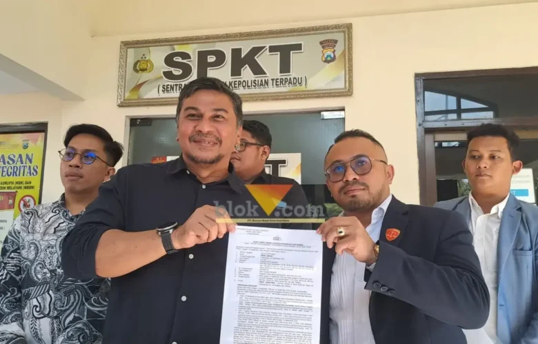 Anggota DPRD Kabupaten Malang, Abdol Qodir (kiri) bersama Kuasa Hukum, Agustian A Siagian saat melaporkan pencemaran nama baik ke Polres Malang (foto: blok-a.com / Yogga Ardiawan)