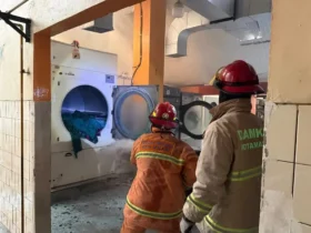 Anggota Damkar sedang memadamkan api di instalasi gizi RSSA Malang (foto: istimewa)