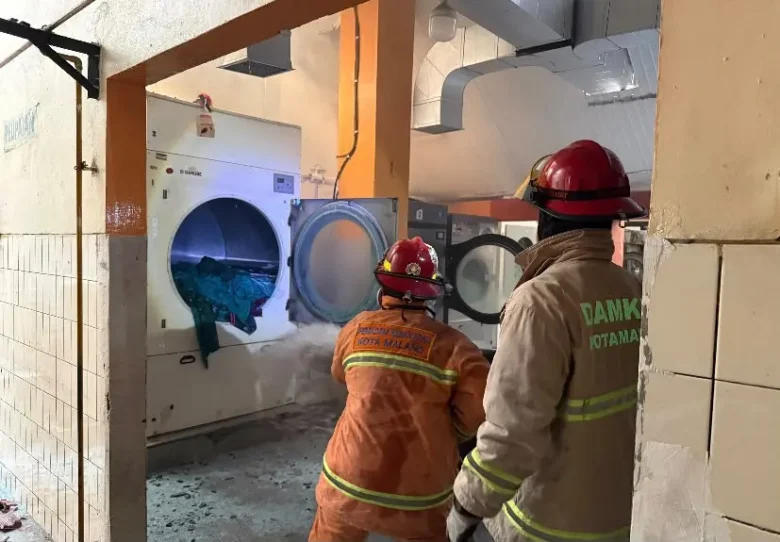 Anggota Damkar sedang memadamkan api di instalasi gizi RSSA Malang (foto: istimewa)