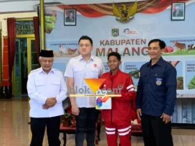 Bupati Malang, HM Sanusi saat memberikan bantuan akomodasi untuk Fajar (foto: blok-a.com / Yogga Ardiawan)