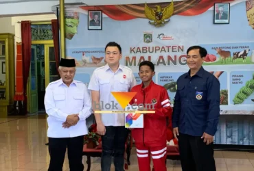 Bupati Malang, HM Sanusi saat memberikan bantuan akomodasi untuk Fajar (foto: blok-a.com / Yogga Ardiawan)