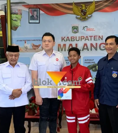Bupati Malang, HM Sanusi saat memberikan bantuan akomodasi untuk Fajar (foto: blok-a.com / Yogga Ardiawan)
