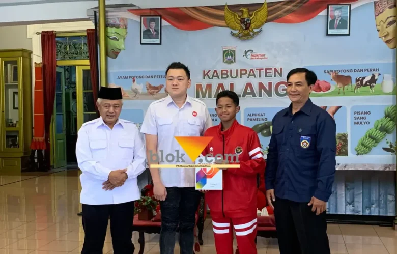 Bupati Malang, HM Sanusi saat memberikan bantuan akomodasi untuk Fajar (foto: blok-a.com / Yogga Ardiawan)