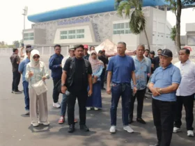 CEO Arema FC, Iwan Budianto bersama Bupati Malang dan OPD terkait saat meninjau Stadion Kanjuruhan Malang (foto: Arema FC)