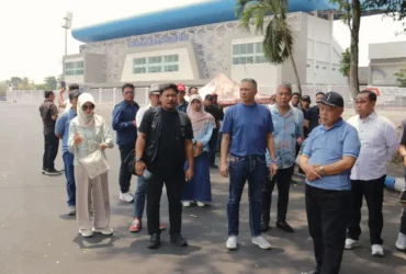 CEO Arema FC, Iwan Budianto bersama Bupati Malang dan OPD terkait saat meninjau Stadion Kanjuruhan Malang (foto: Arema FC)