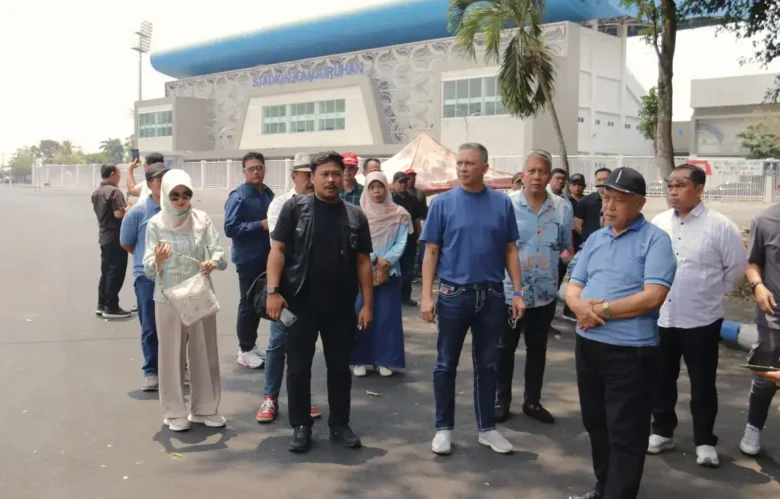 CEO Arema FC, Iwan Budianto bersama Bupati Malang dan OPD terkait saat meninjau Stadion Kanjuruhan Malang (foto: Arema FC)