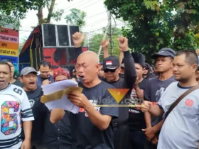Hadi Wiyono alias Pak Dur saat melakukan orasi di gedung DPRD beberapa waktu lalu (foto: blok-a.com / Yogga Ardiawan)