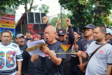 Hadi Wiyono alias Pak Dur saat melakukan orasi di gedung DPRD beberapa waktu lalu (foto: blok-a.com / Yogga Ardiawan)