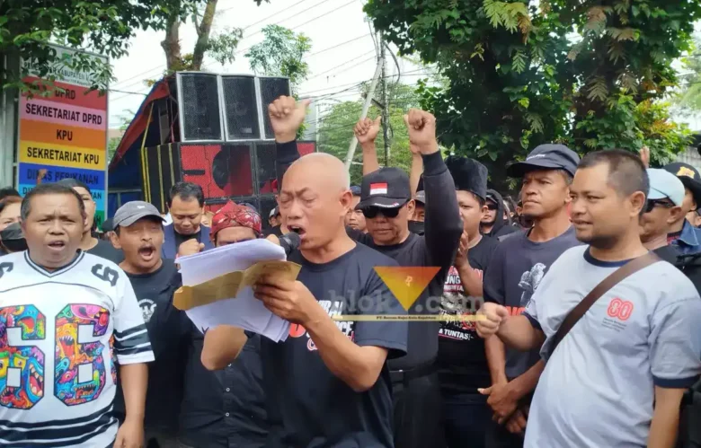 Hadi Wiyono alias Pak Dur saat melakukan orasi di gedung DPRD beberapa waktu lalu (foto: blok-a.com / Yogga Ardiawan)
