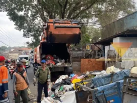 Sampah di Muharto, Kota Malang terdapat di pinggir jalan (foto: blok-a.com/Bob Bimantara Leander)