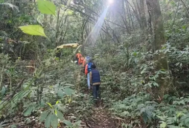 Proses evakuasi pendaki ilegal Gunung Semeru oleh tim SAR (foto: istimewa)
