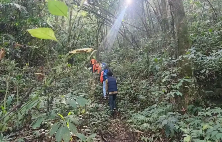Proses evakuasi pendaki ilegal Gunung Semeru oleh tim SAR (foto: istimewa)