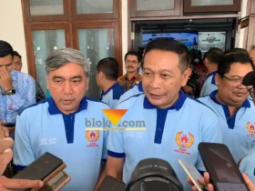 Wali Kota Malang, Wahyu Hidayat (kanan) bersama Ketua KONI Kota Malang, R Djoni Sudjatmoko (foto: blok-a.com / Yogga Ardiawan)