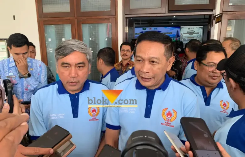 Wali Kota Malang, Wahyu Hidayat (kanan) bersama Ketua KONI Kota Malang, R Djoni Sudjatmoko (foto: blok-a.com / Yogga Ardiawan)