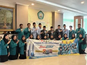 Mahasiswa FAI UNISMA bersama Rektor Unisma saat pelepasan peserta PPL-KSM Internasional 2026 untuk mengikuti program di Malaysia. (Foto: Humas Unisma)