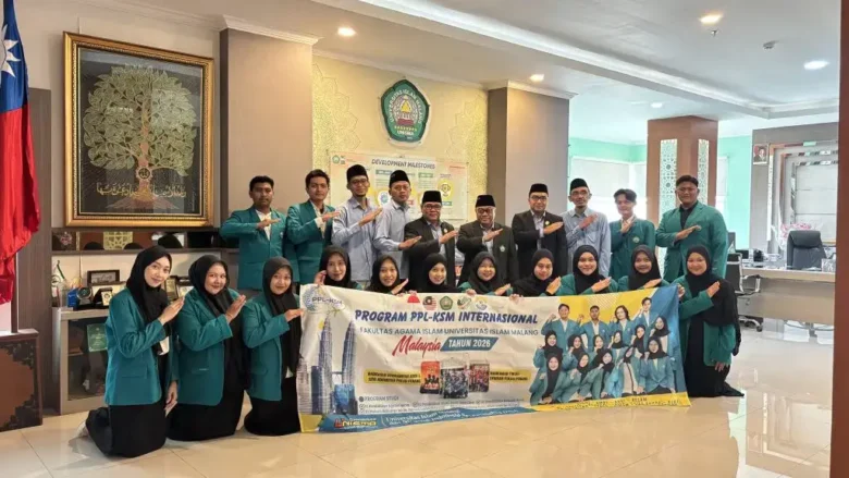 Mahasiswa FAI UNISMA bersama Rektor Unisma saat pelepasan peserta PPL-KSM Internasional 2026 untuk mengikuti program di Malaysia. (Foto: Humas Unisma)