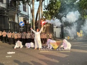 Aksi teatrikal Liturgi Menjelaga oleh Teater Kertas FH UB di Depan Gedung DPRD Kota Malang. (Foto: blok-a.com/ M Berril Labiq)