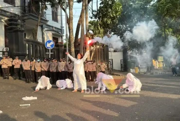 Aksi teatrikal Liturgi Menjelaga oleh Teater Kertas FH UB di Depan Gedung DPRD Kota Malang. (Foto: blok-a.com/ M Berril Labiq)