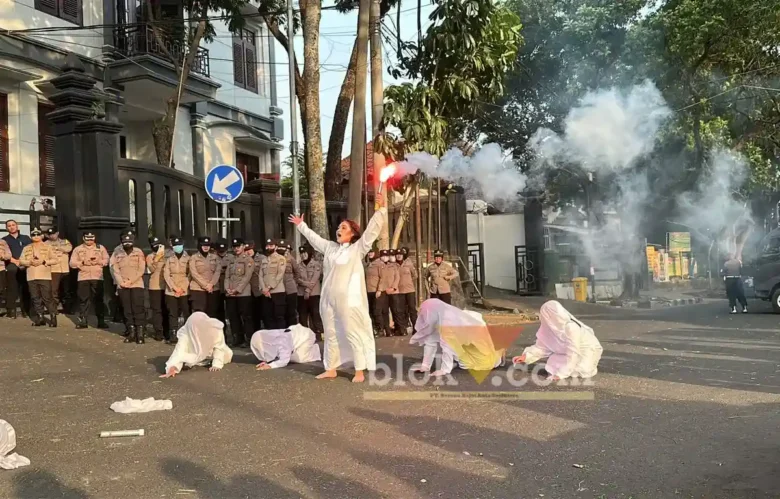 Aksi teatrikal Liturgi Menjelaga oleh Teater Kertas FH UB di Depan Gedung DPRD Kota Malang. (Foto: blok-a.com/ M Berril Labiq)