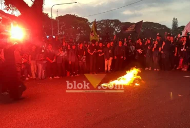 Ratusan Mahasiswa Amarah Brawijaya menggelar aksi demonstrasi dalam rangka Hari Tani di Depan Gedung DPRD Kota Malang. (Foto: blok-a.com / M Berril Labiq)